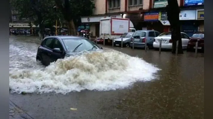 बारिश से सड़क क्षतिगस्त, प्रभावित हो रहा आवागमन