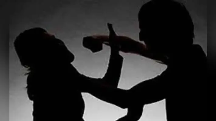 चेयरमैन से शिकायत करने पहुंची महिला से की मारपीट