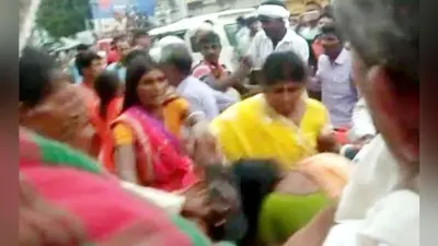 नवादा : रिश्ता टूटने के बाद दहेज की बकाया रकम नहीं देने पर चले लात-घूंसे
