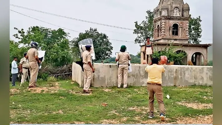 सरायकेला : विक्षिप्त ने स्कूल से शिक्षिका को खींच कर निकाला, सिर काट कर ले भागा