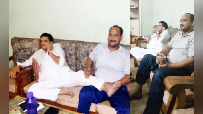 सोशल मीडिया में वायरल हुई कांग्रेसी नेता का दलित नेता से पैर दबाने की तस्वीर, विपक्ष ने साधा निशाना