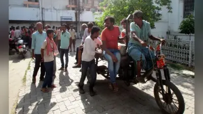 जुगाड़ गाड़ी पर शव ले जाने को विवश परिजन, बोले- कफन का पैसा नहीं कहां से लाये एंबुलेंस