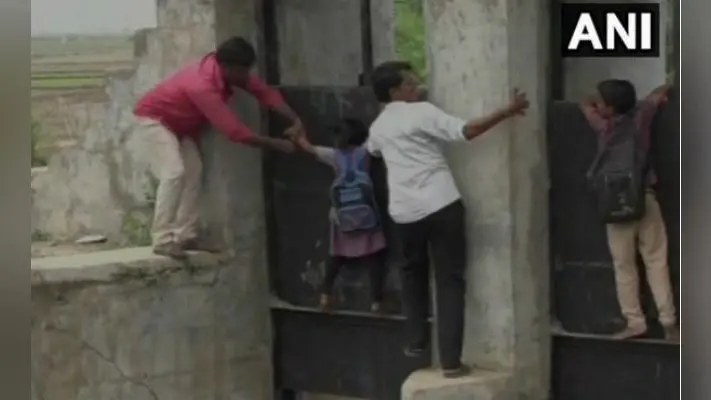 गुजरात : क्षतिग्रस्त पुल के कारण बच्चे पाया पकड़ कर करते हैं नदी पार, देखें वीडियो