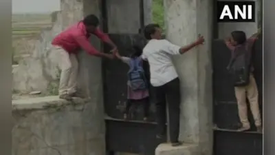 गुजरात : क्षतिग्रस्त पुल के कारण बच्चे पाया पकड़ कर करते हैं नदी पार, देखें वीडियो