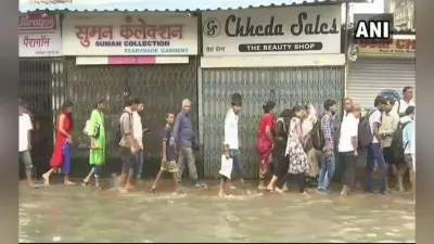 भारी बारिश से मुंबई पानी-पानी, लेकिन वेस्टर्न रेलवे की सेवाएं बहाल होने से राहत