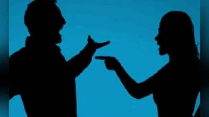 पति का कॉलर पकड़ पहले पत्नी ने स्कूल परिसर में पीटा, फिर थाना पहुंच किया ये काम