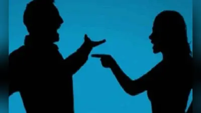 पति का कॉलर पकड़ पहले पत्नी ने स्कूल परिसर में पीटा, फिर थाना पहुंच किया ये काम