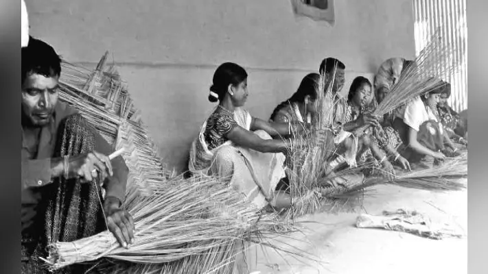 कालियागंज : झाड़ू बनाकर स्वावलंबी बन रहीं पलिहार की महिलाएं