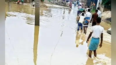 ओरिया का टूटा बांध, रोड पर चार फुट पानी, सिकटा की सभी नदियां खतरे के निशान से बह रही ऊपर