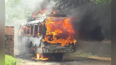 हाइ टेंशन तार की चपेट में आयी यात्री बस जली, कंडक्टर की मौत