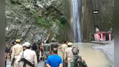 जम्मू-कश्मीर में जलप्रपात में चट्टान गिरने से सात की मौत, 30 जख्मी