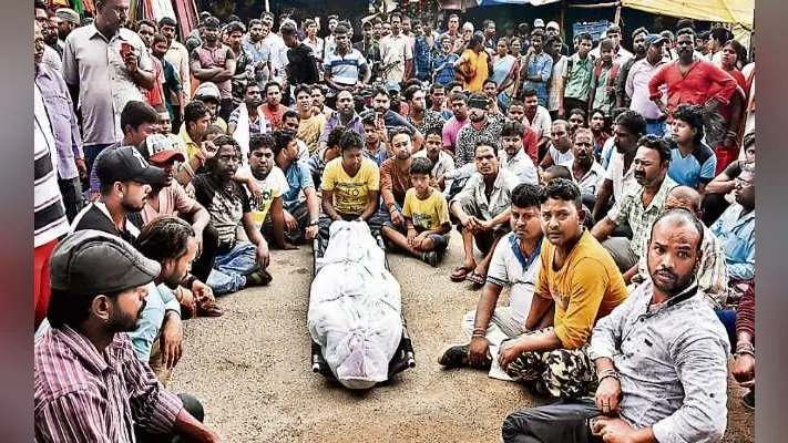 रांची : शव के साथ बैठे रहे परिजन, 10 लाख रुपये मुआवजा व आश्रित को सरकारी नौकरी देने की उठी मांग
