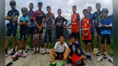 थाईलैंड : समय काटने को खोद रहे थे गुफा, चिपक कर बैठे थे बच्चे