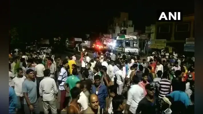 मेरठ : पूर्व सांसद के भाई की मीट कंपनी में गैस से तीन की मौत, शवों को अस्पताल के बाहर फेंका