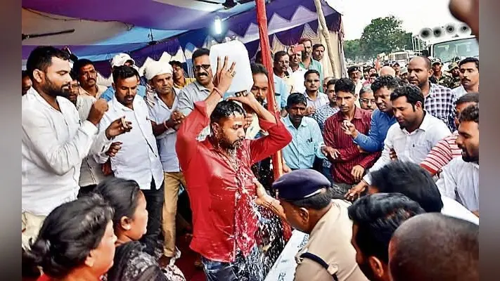 रांची : मुखिया संघ के प्रदेश संयोजक ने किया आत्मदाह का प्रयास, प्रशासन ने बचाया