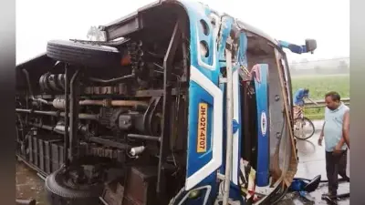 हजारीबाग : कोलकाता से बरही जा रही PAMMI बस दुर्घटनाग्रस्त, ट्रक को टक्कर मारने के बाद पलटी