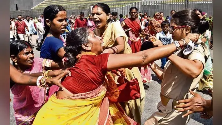 पटना : प्रदर्शनकारियों ने पत्थर फेंके, पुलिस ने भांजीं लाठियां