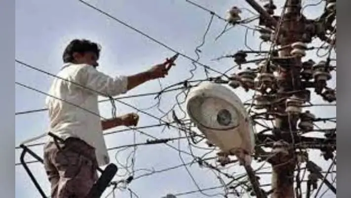 500 से अधिक आवासों से काटा गया अवैध विद्युत कनेक्शन