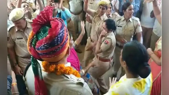 राजस्थान : एसपी को अनोखे अंदाज में घोड़े पर बैठा कर दी गयी विदाई, जानें पूरी बात