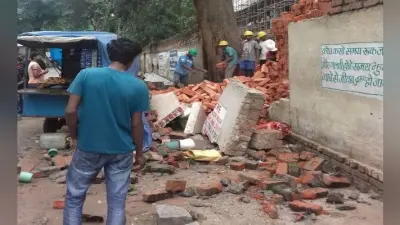 डोरंडा एजी ऑफिस के पीछे की निर्माणाधीन दीवार गिरी, तीन घायल