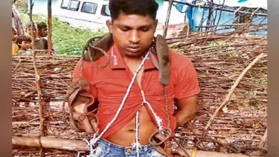 नोवामुंडी : दुष्कर्म के आरोपी को जूतों की माला पहना कर गांव घुमाया, बांध कर की पिटाई