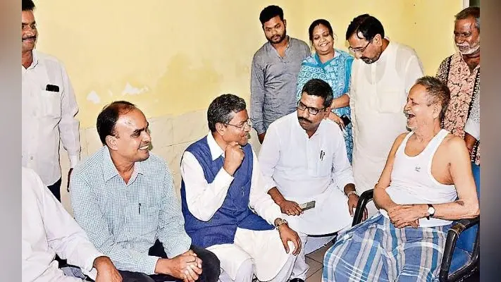 धनबाद : एके राय के स्वास्थ्य में सुधार मिलने पहुंचे बाबूलाल, विनोद