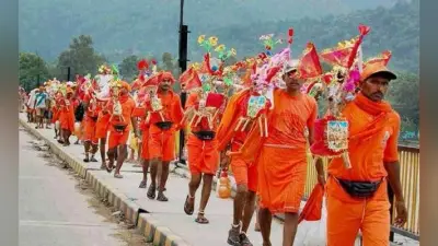 मॉब लिंजिंग के शोर के बीच 15 मुसलमानों ने शुरू की कांवर उठाकर बाबा धाम की यात्रा