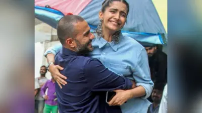 जब सोनम कपूर को पति आनंद ने खुशी से गोद में उठा लिया, देखें बॉलीवुड की और तसवीरें