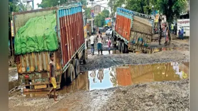 एक जेसीबी के भरोसे शुरू किया काम, दिनभर गिरते-पड़ते रहे लोग