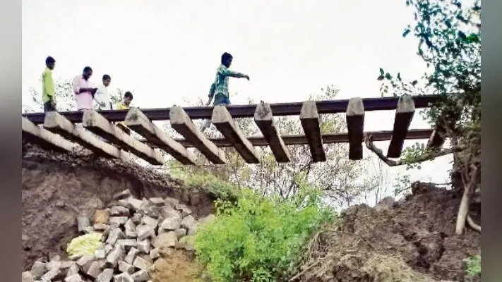 आरा-सासाराम रेलखंड पर धंसा ट्रैक, परिचालन ठप