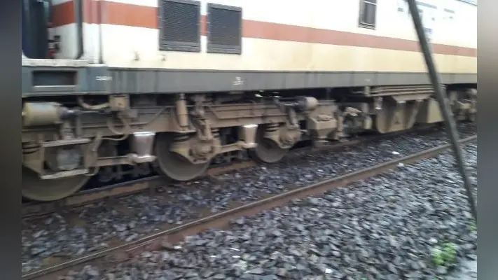 इस्पात एक्सप्रेस हावड़ा स्टेशन पर पटरी से उतरी