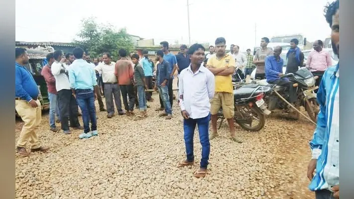 RANCHI : एनएच-23 बना रही कंपनी के ठेकेदार ने मंदिर का पिलर तोड़ा, रोड जाम