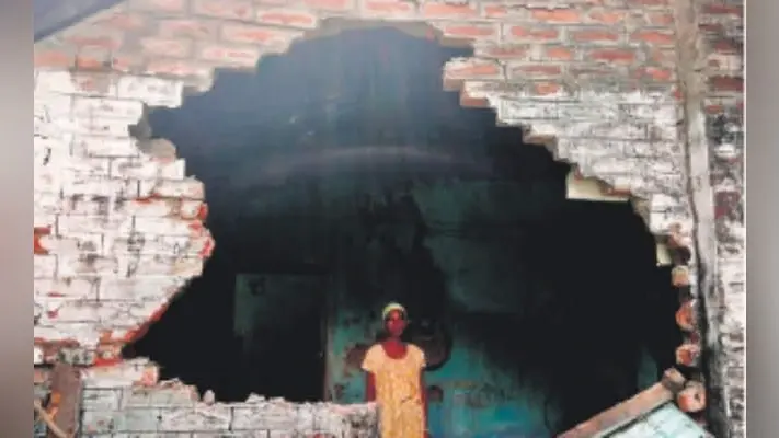 भातखावा चाय बागान के टाली लाइन में गजराज ने मचाया उपद्रव, हाथी ने 10 श्रमिक आवास तोड़े