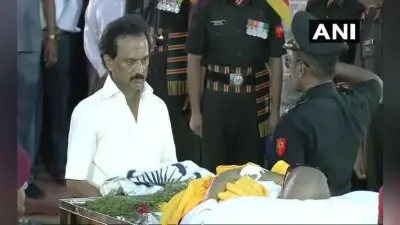 अलविदा ‘कलाईनार’ : पंचतत्व में विलीन हुए करुणानिधि, गुरु अन्नादुरई के पास दी गई समाधि