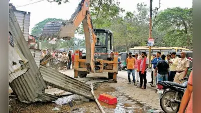 बेकारबांध में चला प्रशासन का बुलडोजर