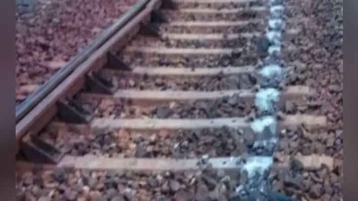 नक्सलियों ने उखाड़ी पटरियां, ट्रेन का इंजन पटरी से उतरा