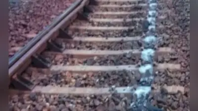 नक्सलियों ने उखाड़ी पटरियां, ट्रेन का इंजन पटरी से उतरा