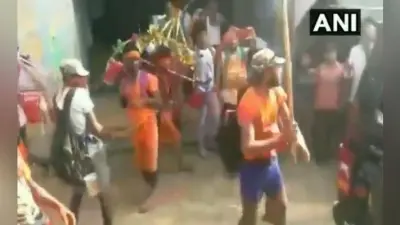 VIDEO : बुलंदशहर में कावड़ियों का बवाल, पुलिस की गाड़ी तोड़ी, देखें वीडियो