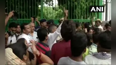 दिल्ली: स्कूल में बच्ची से दुष्कर्म, गुस्से में अभिभावक, स्कूल के बाहर प्रदर्शन