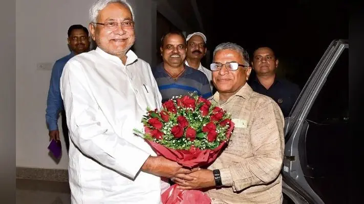 पटना : …..जब जदयू कार्यकर्ताओं ने किया राज्यसभा के उपसभापति हरिवंश का स्वागत
