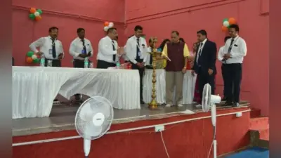 महिंदा एजुकेशन के टॉपर अभिराज को स्कूटी देकर किया गया सम्मानित