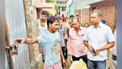 चोरों के भय से रतजगा कर रहे लोग