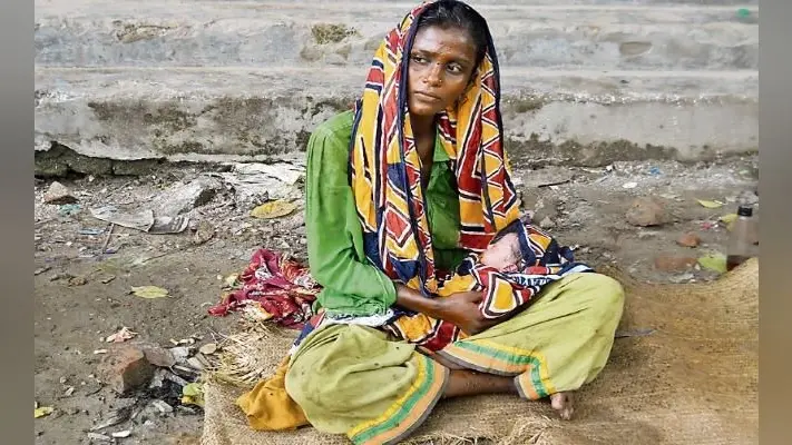 सीवान : प्रसूता ने कूड़े की ओट में जना बच्चा