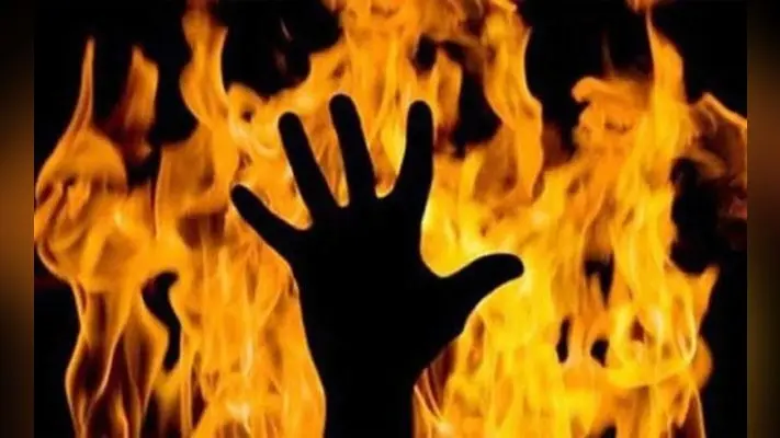 पिता ने छीना मोबाइल तो लड़के ने लगा ली आग