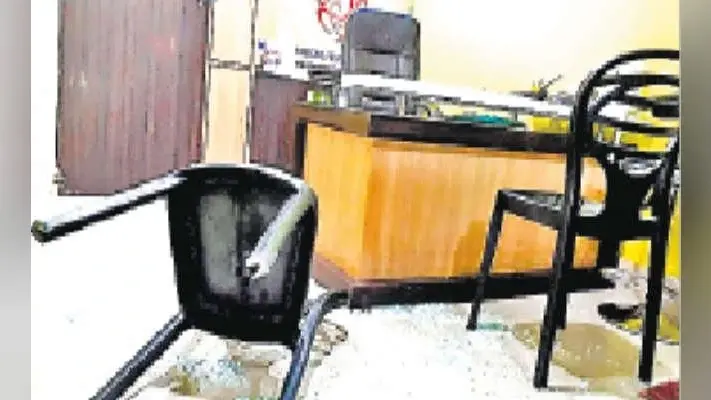 दुकानदार की पिटाई, तोड़फोड़ के बाद फायरिंग से व्यवसायियों में दहशत