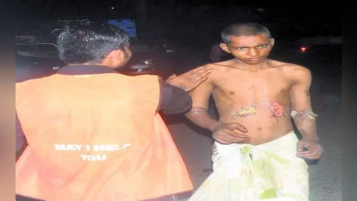 मानसिक रूप से बीमार व जख्मी युवक को रिम्स के गार्ड ने धक्का देकर बाहर निकाला