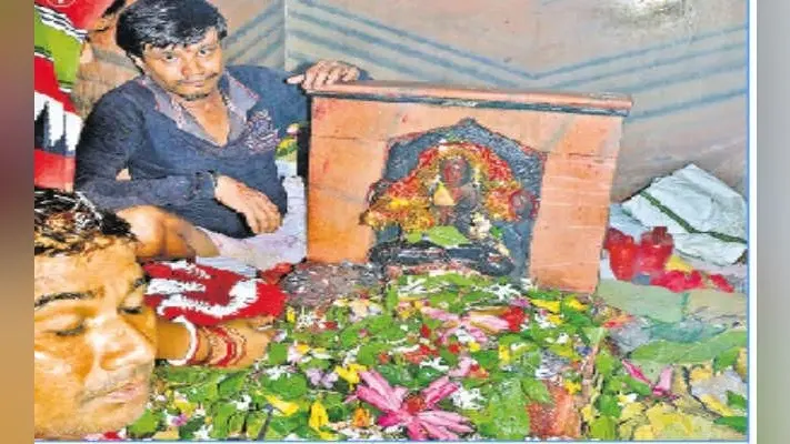 मंदिर में देर रात 11 बजे से पूजा हुई प्रारंभ, कई जगहों पर प्रतिमा स्थापित