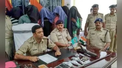 दुमका : माइक्रोफिनांस कर्मियों से लूटपाट करने वाले गिरोह का पर्दाफाश, हथियार के साथ 8 अपराधी गिरफ्तार
