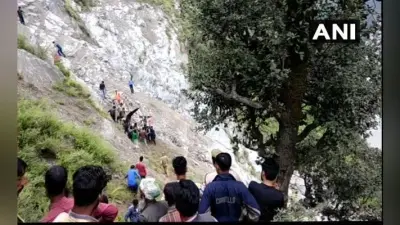 जम्मू कश्मीर : किश्तवाड़ में श्रद्धालुओं की गाड़ी नदी में गिरी, 11 की मौत, केवल एक बच्चा बचा