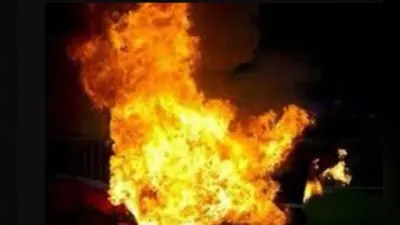 दिल्ली में दो जगहों पर लगी भीषण आग, पुलिसकर्मियों ने दंपती को सुरक्षित बाहर निकाला
